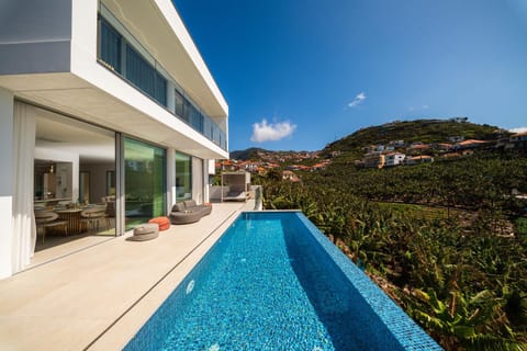 Property building, Day, Natural landscape, Mountain view, Pool view, Swimming pool, sunbed