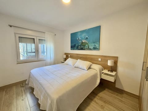 Bedroom, towels