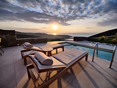 Balcony/Terrace, Sea view, Swimming pool, Sunrise, sunbed