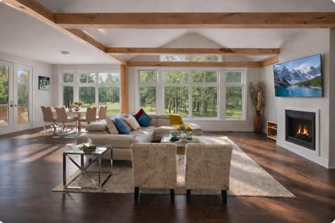 Communal lounge/ TV room, TV and multimedia, Living room, Seating area, Evening entertainment