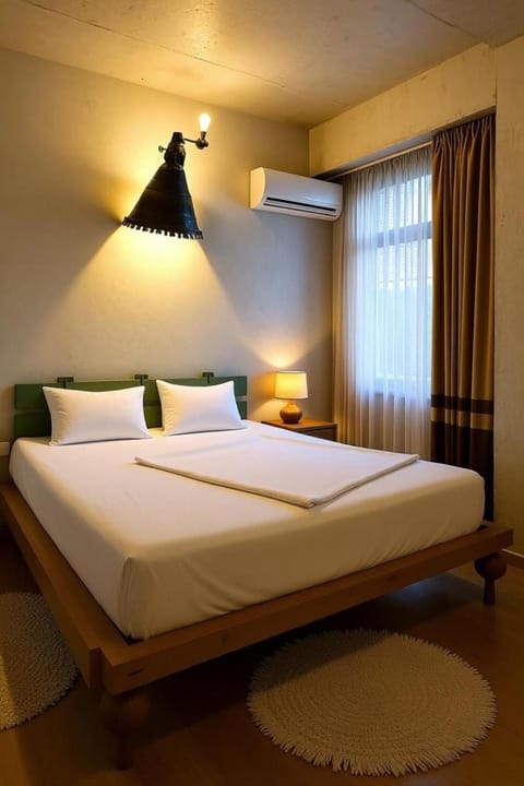 Bed, Photo of the whole room, Bedroom, air conditioner