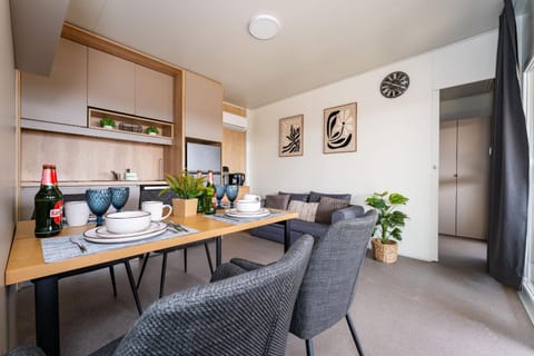 Kitchen or kitchenette, Food and drinks, Seating area, Dining area