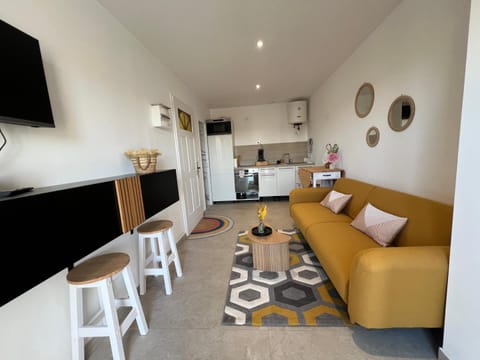 Communal lounge/ TV room, TV and multimedia, Kitchen or kitchenette, Living room, Seating area, Dining area