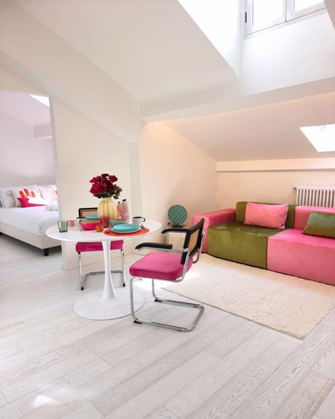 Bed, Living room, Photo of the whole room, Seating area, Dining area, Bedroom