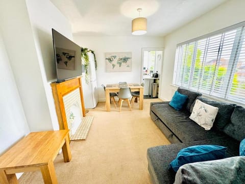 Communal lounge/ TV room, TV and multimedia, Living room, Seating area, Dining area