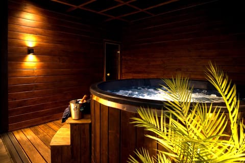 Hot Tub, Sauna