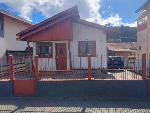 Facade/entrance, Street view, Parking