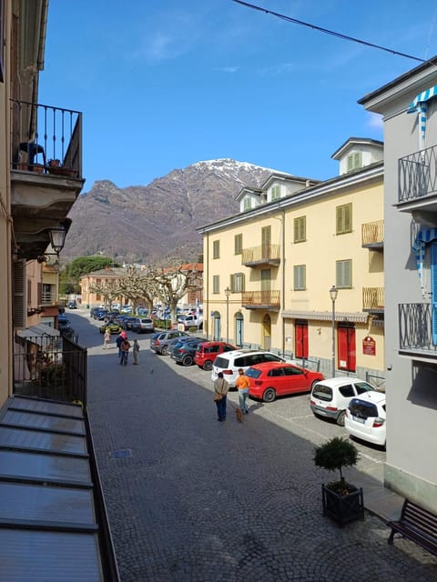 Neighbourhood, Mountain view, Street view, Parking