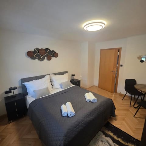 Bed, Photo of the whole room, Bedroom, towels