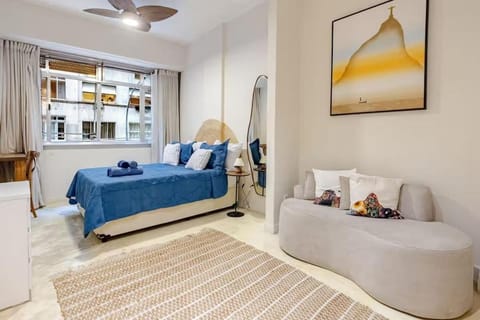 Bed, Photo of the whole room, Seating area