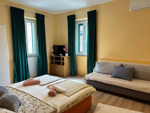 Property building, Bed, Bedroom