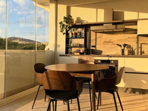 Coffee/tea facilities, Kitchen or kitchenette, Living room, Seating area, Dining area, Breakfast, Breakfast, Italian breakfast, Italian breakfast, Lunch, Lunch, Dinner, Dinner, Sunset, stove, stove, kitchen, kitchen