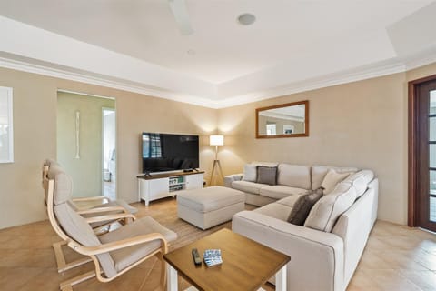 TV and multimedia, Living room, Seating area, Evening entertainment
