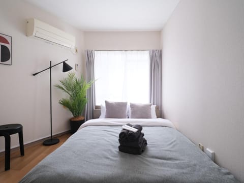 Bed, Dining area, Bedroom, towels, air conditioner