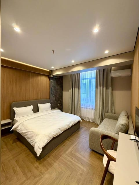 Bed, TV and multimedia, Photo of the whole room, Seating area, Bedroom, air conditioner