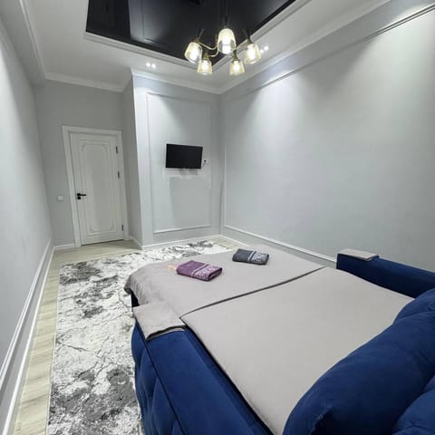 Bed, TV and multimedia, Living room, Seating area, Bedroom, towels
