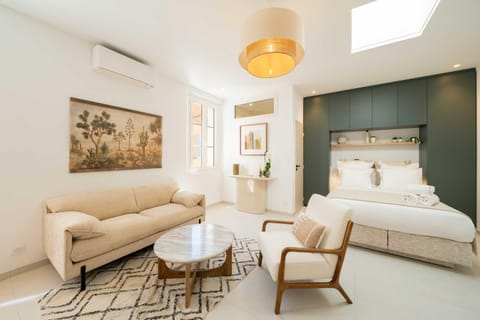 Seating area, Bedroom, air conditioner