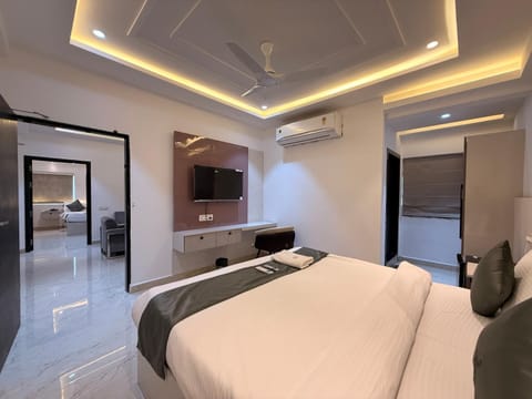 Communal lounge/ TV room, Bed, TV and multimedia, Living room, Photo of the whole room, Seating area, Evening entertainment, Bedroom, fireplace, air conditioner