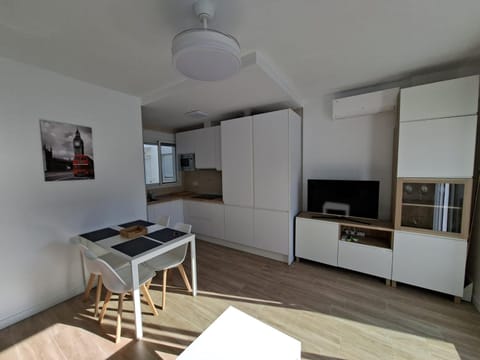 TV and multimedia, Dining area, oven, stove, wardrobe