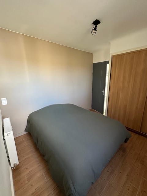 Bed, Photo of the whole room, Bedroom, wardrobe