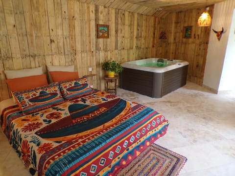 Hot Tub, Photo of the whole room, Bedroom