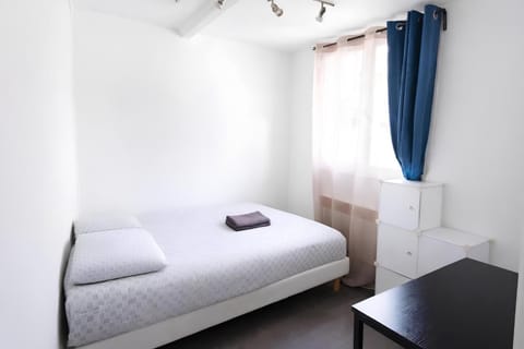 Photo of the whole room, Bedroom, heating, towels