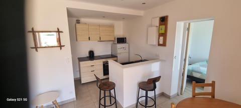 Kitchen or kitchenette, Dining area, oven, stove