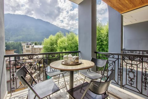 Patio, Day, Natural landscape, View (from property/room), Balcony/Terrace, Dining area, Mountain view