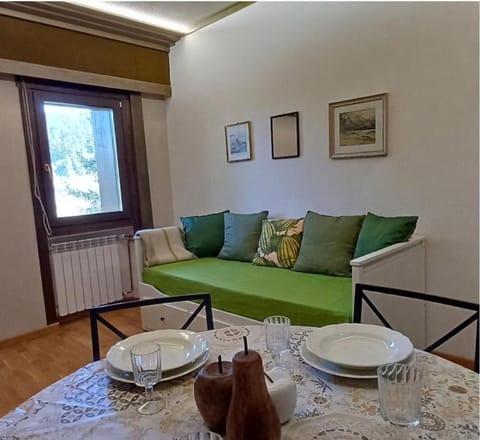 Day, Natural landscape, Living room, Seating area
