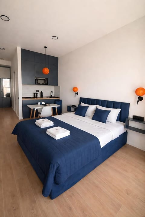 Bed, Living room, Photo of the whole room, Seating area, Bedroom, towels