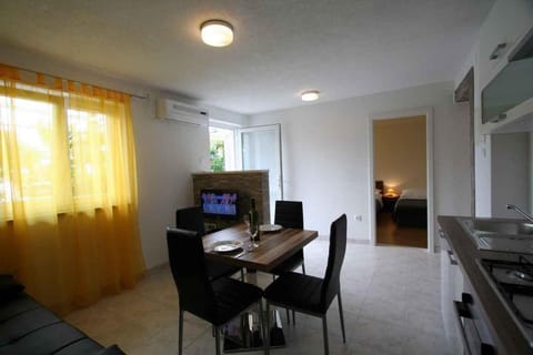 Summer, Kitchen or kitchenette, Living room, Seating area, Dining area, air conditioner