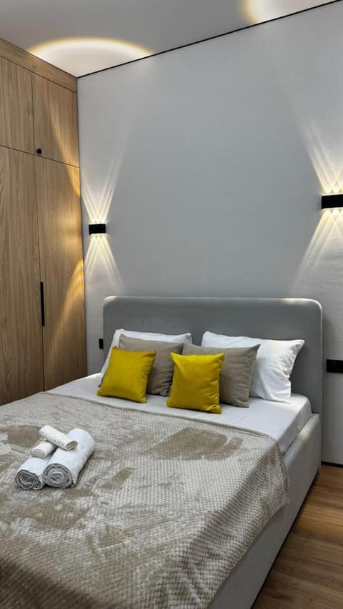 Bedroom, towels
