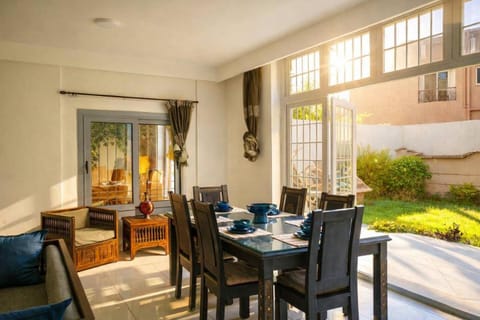 Seating area, Dining area