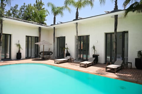 Property building, Patio, Day, Garden, Garden view, Pool view, Swimming pool, Swimming pool, sunbed