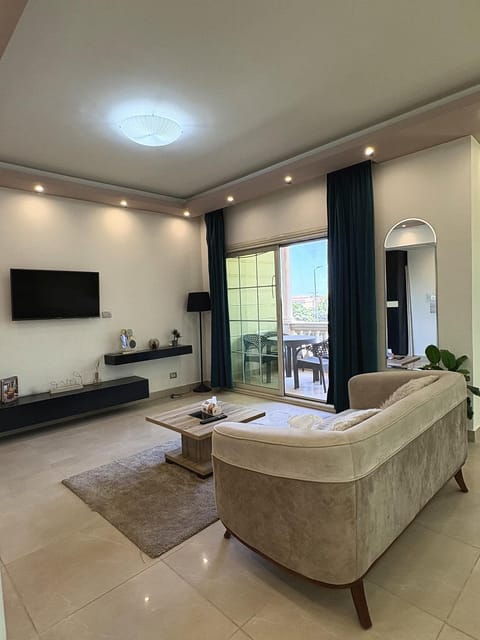 TV and multimedia, Living room, Seating area, Evening entertainment