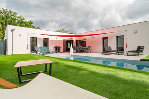 Property building, Patio, Day, Garden, Garden, Balcony/Terrace, Garden view, Pool view, Swimming pool, Swimming pool, sunbed