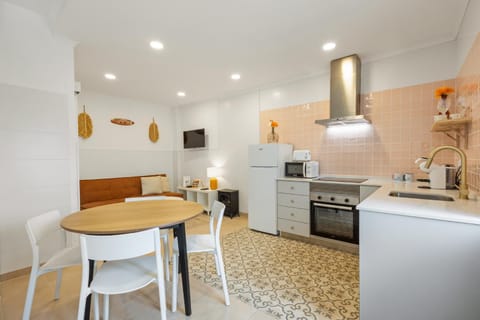Coffee/tea facilities, Kitchen or kitchenette, Living room, Dining area, stove
