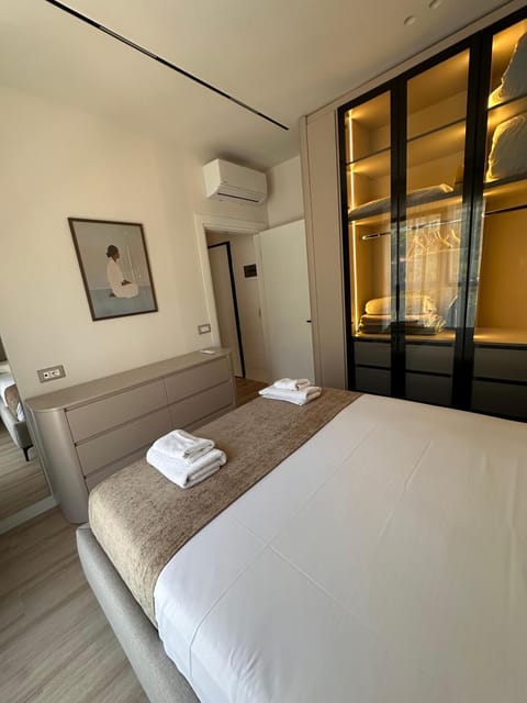Bed, Bedroom, towels