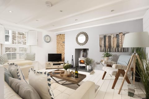 TV and multimedia, Living room, Seating area, fireplace, internet