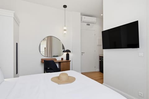 Bed, TV and multimedia, Photo of the whole room, Bedroom, wardrobe, air conditioner