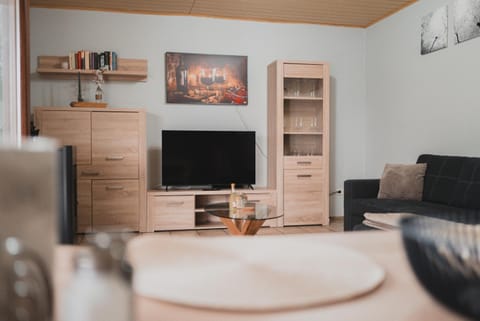 Communal lounge/ TV room, TV and multimedia, Living room, Seating area, Evening entertainment