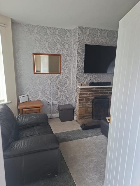Communal lounge/ TV room, TV and multimedia, Living room, Seating area, Evening entertainment