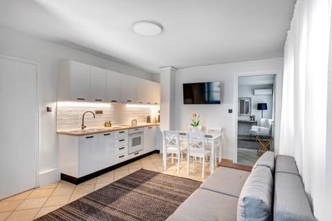 Property building, TV and multimedia, Kitchen or kitchenette, Living room, kitchen