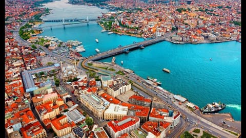 Property building, Natural landscape, City view, Landmark view, Sea view, Street view, Quiet street view