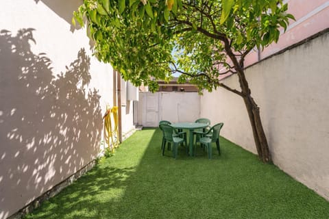 Patio, Day, Garden, Dining area