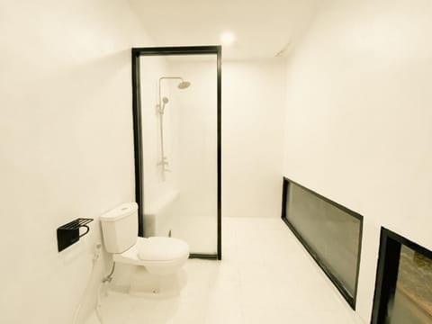 Shower, Toilet, towels