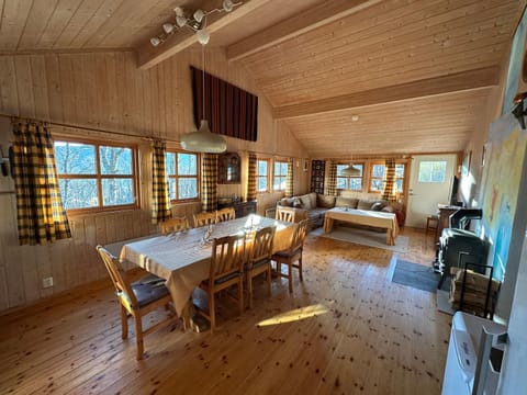 TV and multimedia, Kitchen or kitchenette, Living room, Seating area, Dining area
