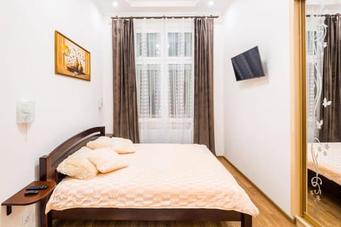 Bed, TV and multimedia, Photo of the whole room, Bedroom, towels
