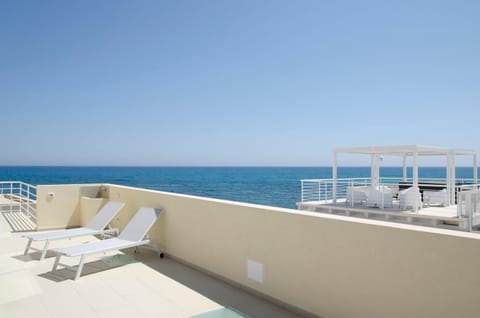 Day, Natural landscape, View (from property/room), Balcony/Terrace, Living room, Seating area, Sea view, sunbed