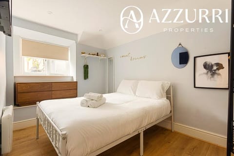 Bed, TV and multimedia, Bedroom